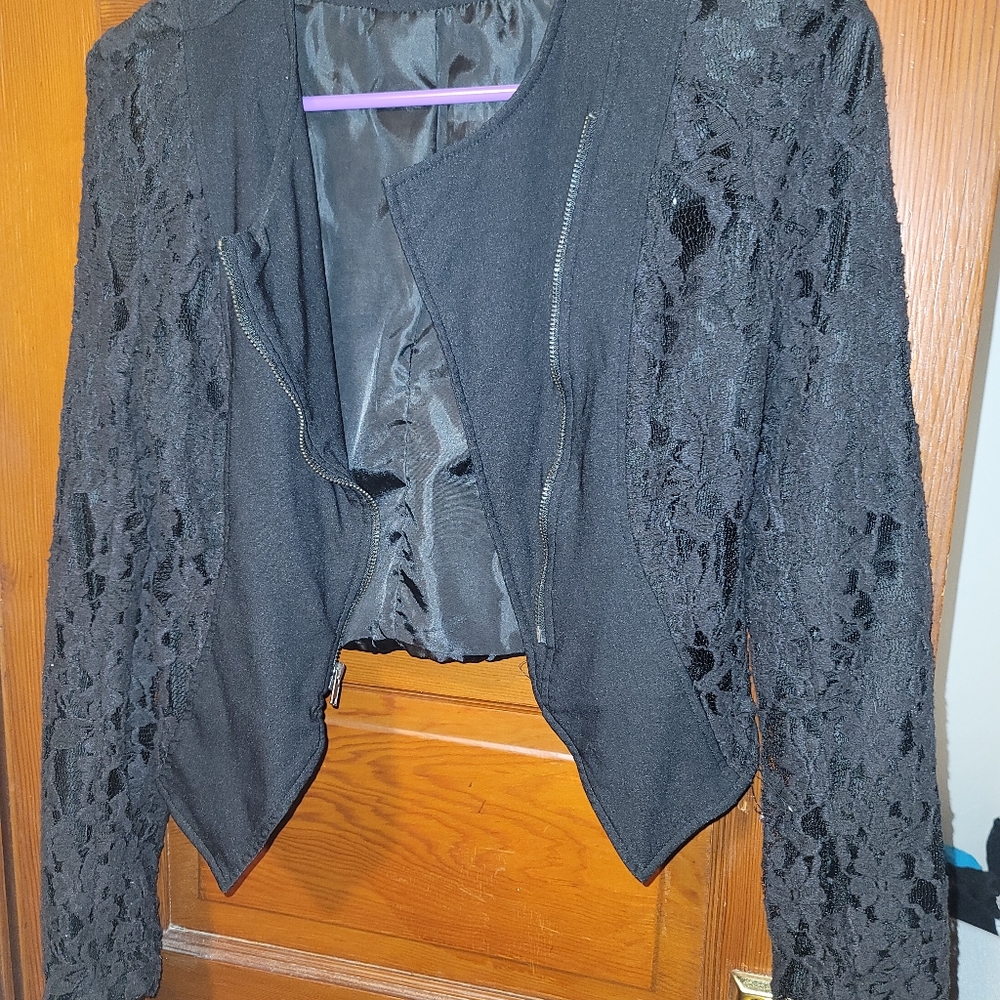 Black crop Blazer